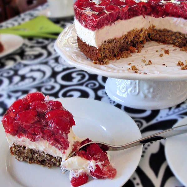 Easy Raspberry Cake Without Flour (Einfache Himbeertorte)