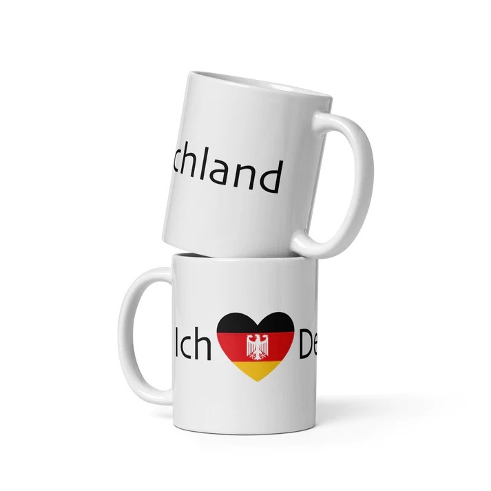 Two-tone mug with the word "Reisen" on it sitting on a wood table